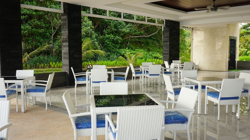Imagen del bar/restaurante del Hotel Bintan Pearl Beach Resort. Foto 2