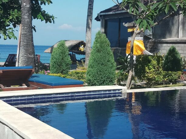 Imagen de la piscina del Hotel Bintang Beach Villas, Bunutan. Foto 36
