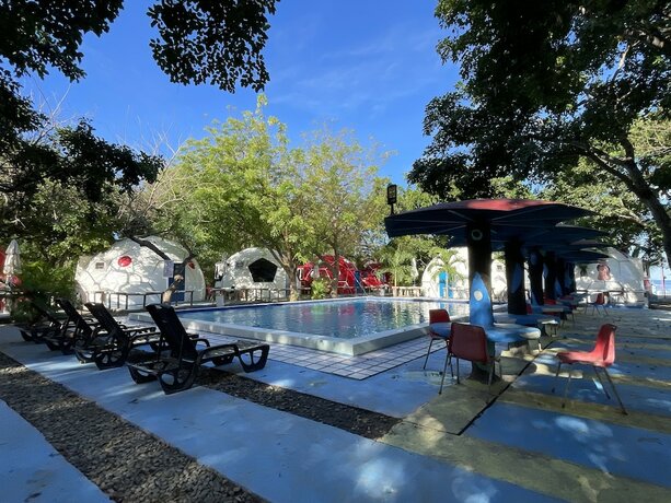 Imagen general del Hotel Binubusan Beach and Resort. Foto 12