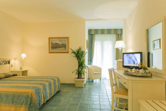 Imagen de la habitación del Hotel Biodola. Foto 13