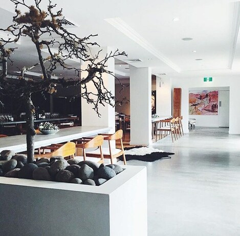 Imagen de los interiores del Hotel Biota Dining And Rooms. Foto 17