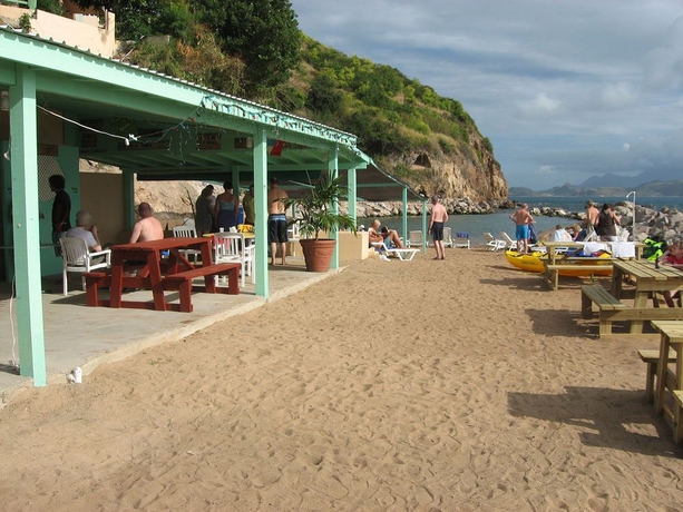 Imagen de los exteriores del Hotel Bird Rock Beach. Foto 9
