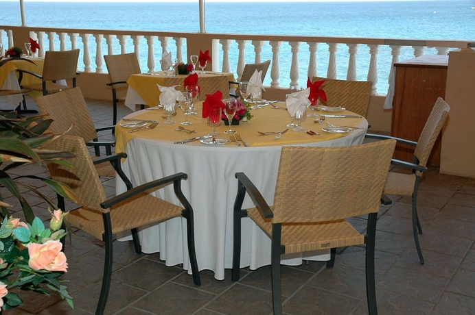 Imagen del bar/restaurante del Hotel Bird Rock Beach. Foto 4
