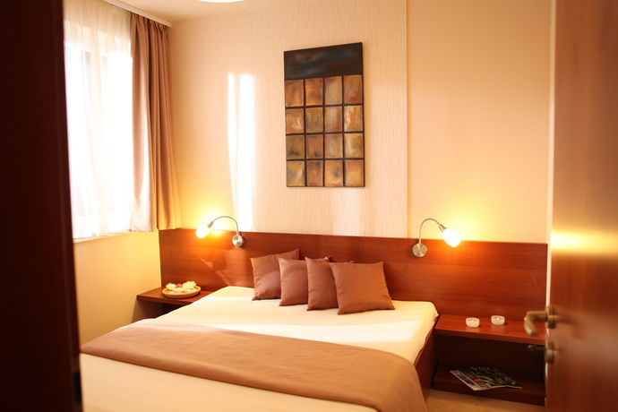 Imagen de la piscina del Hotel Birdland Villapark. Foto 16