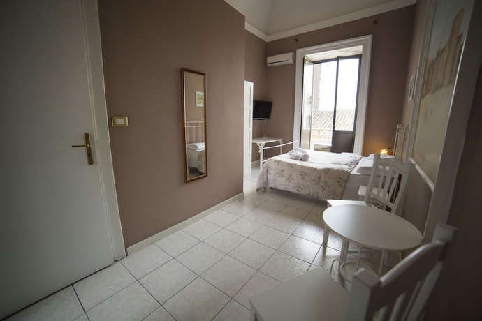 Imagen de la habitación del Hotel Biscari Catania. Foto 12