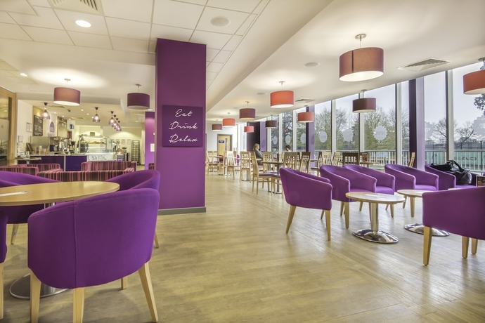 Imagen de la piscina del Hotel Bisham Abbey National Sports Centre. Foto 19