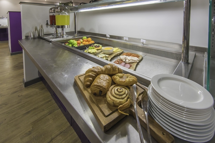 Imagen del bar/restaurante del Hotel Bisham Abbey National Sports Centre. Foto 6