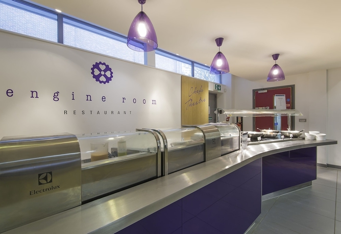 Imagen del bar/restaurante del Hotel Bisham Abbey National Sports Centre. Foto 7