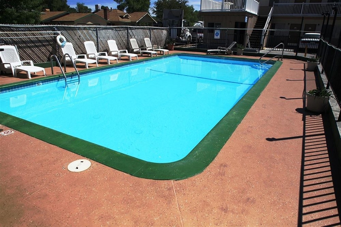Imagen de la piscina del Hotel Bishop Inn. Foto 7