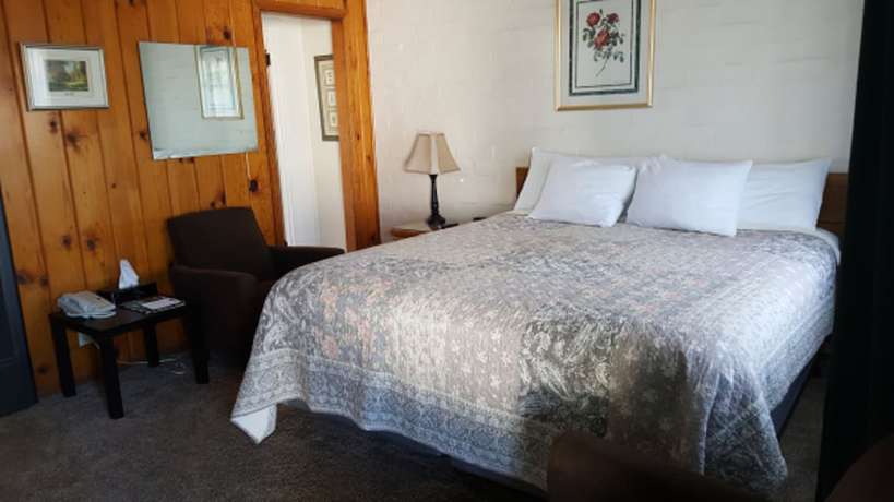 Imagen de la habitación del Hotel Bishop Village Motel. Foto 3