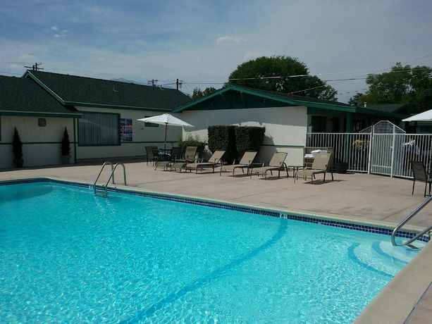 Imagen de la piscina del Hotel Bishop Village Motel. Foto 18
