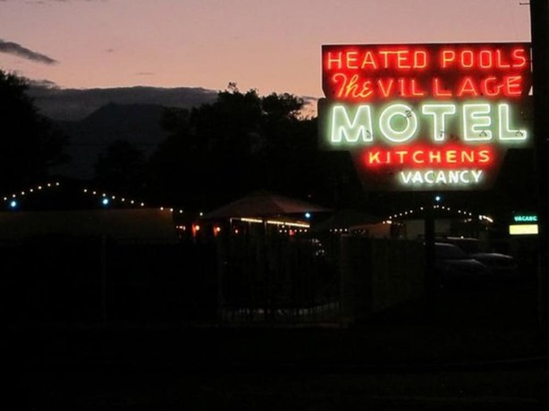 Imagen de los exteriores del Hotel Bishop Village Motel. Foto 16