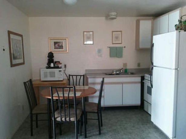 Imagen de la habitación del Hotel Bishop Village Motel. Foto 10