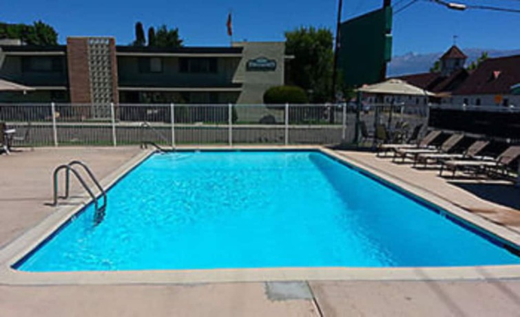 Imagen de la piscina del Hotel Bishop Village Motel. Foto 19