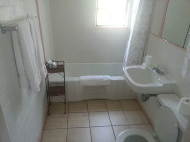 Imagen de la habitación del Hotel Bishop Village Motel. Foto 12