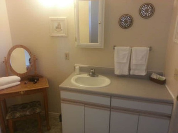Imagen de la habitación del Hotel Bishop Village Motel. Foto 13