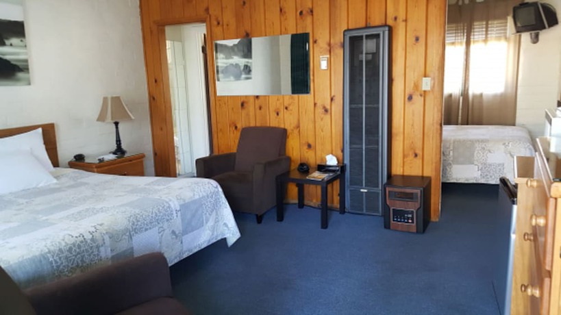 Imagen de la habitación del Hotel Bishop Village Motel. Foto 14