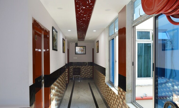 Imagen de los interiores del Hotel Biswanath. Foto 27