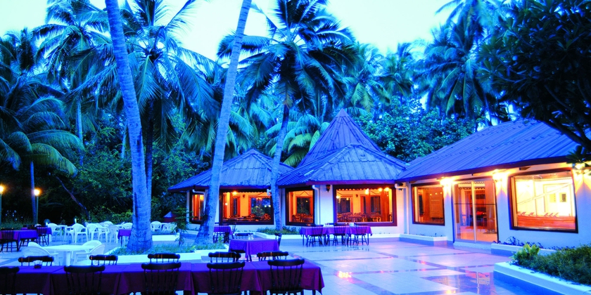 Imagen del bar/restaurante del Hotel Biyadhoo Island Resort. Foto 2