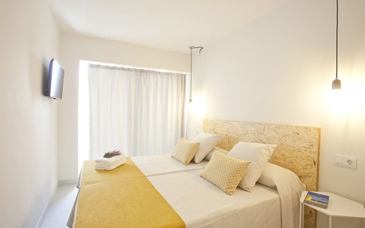 Imagen de la habitación del Hotel Bj Cala Morlanda Estudios. Foto 3