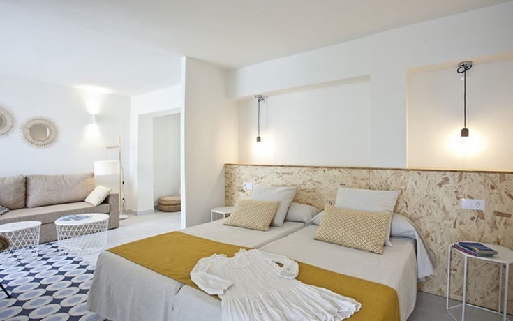 Imagen de la habitación del Hotel Bj Cala Morlanda Estudios. Foto 9