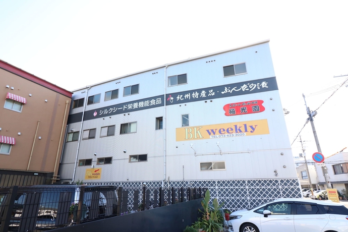 Imagen de los exteriores del Hotel Bk And Weekly. Foto 14