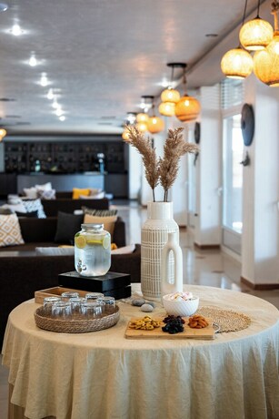 Imagen de los interiores del Hotel Black And White Boho Resort. Foto 28