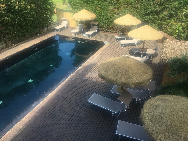 Imagen de la piscina del Hotel Black, Aurelio. Foto 18