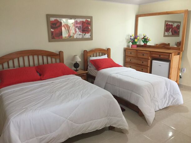 Imagen de la habitación del Hotel Black Point Beach Club. Foto 16