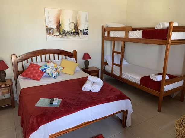 Imagen de la habitación del Hotel Black Point Beach Club. Foto 17