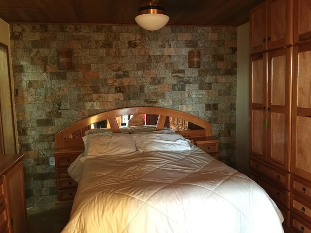 Imagen de la habitación del Hotel Black Point Beach Club. Foto 18