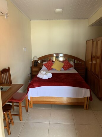 Imagen general del Hotel Black Point Beach Club. Foto 9