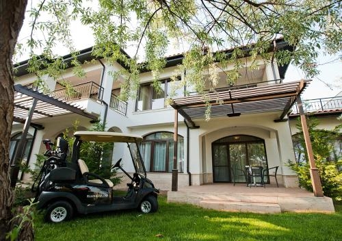 Imagen de la habitación del Hotel Blacksearama Golf & Villas. Foto 6
