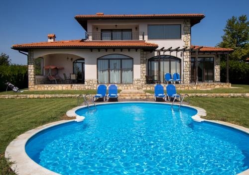 Imagen de la habitación del Hotel Blacksearama Golf & Villas. Foto 7