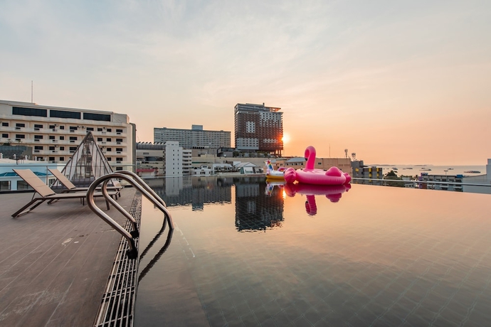 Imagen de la piscina del Hotel Blackwoods Pattaya. Foto 17