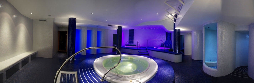 Imagen de la piscina del Hotel Bladen. Foto 15
