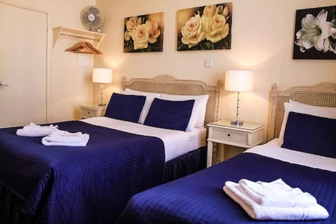 Imagen de la habitación del Hotel Blades. Foto 9