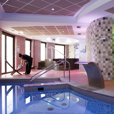 Imagen de la piscina del Hotel Blanco, Navia. Foto 12