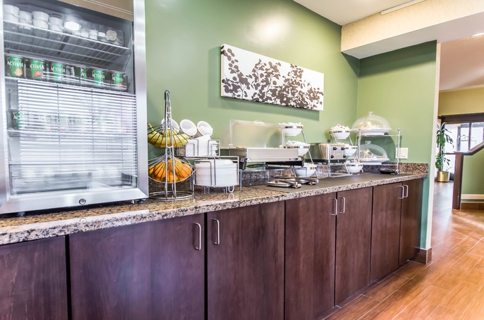 Imagen del bar/restaurante del Hotel Blankenbaker Inn. Foto 2