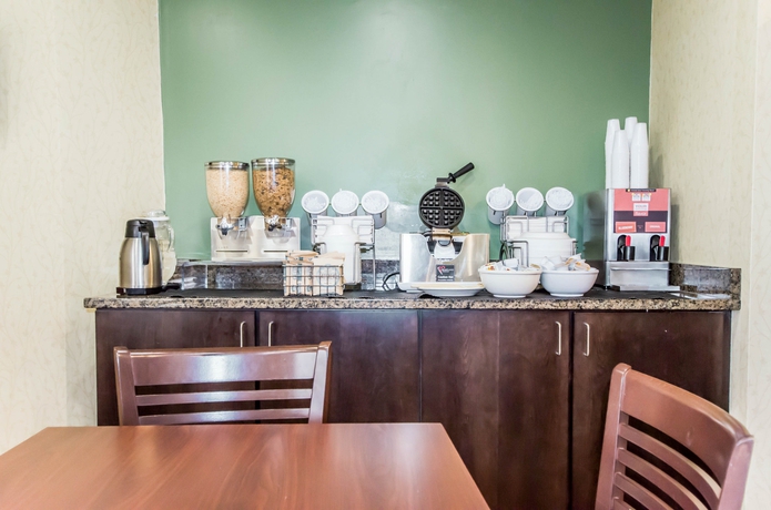 Imagen del bar/restaurante del Hotel Blankenbaker Inn. Foto 3