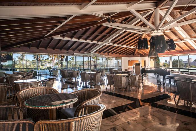 Imagen del bar/restaurante del Hotel Blau Colònia Sant Jordi. Foto 2