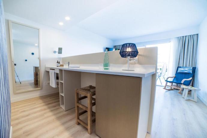 Imagen de la habitación del Hotel Blau Punta Reina. Foto 7