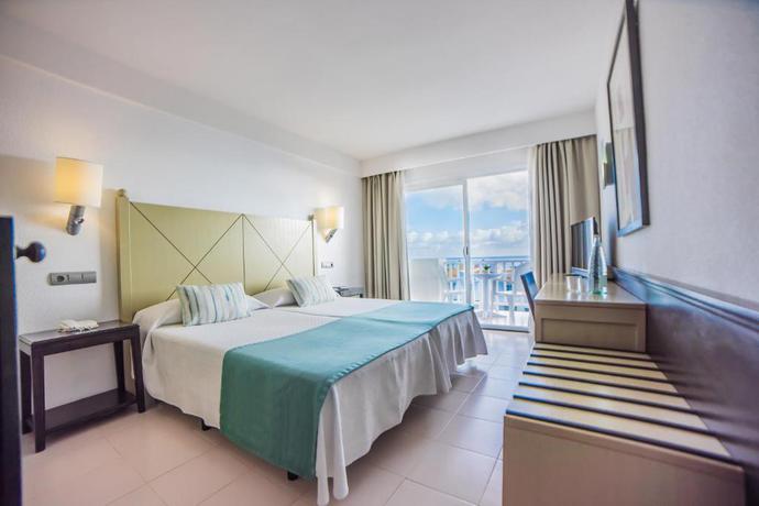 Imagen de la habitación del Hotel Blau Punta Reina. Foto 10