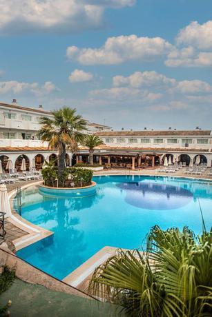 Imagen de la piscina del Hotel Blau Punta Reina. Foto 19