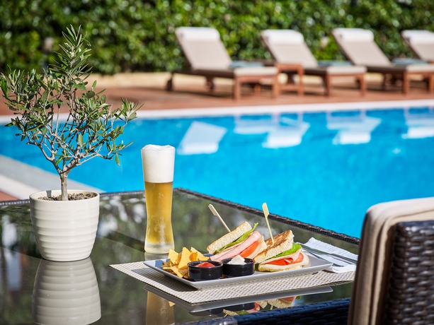 Imagen de la piscina del Hotel Blazer Suites. Foto 15