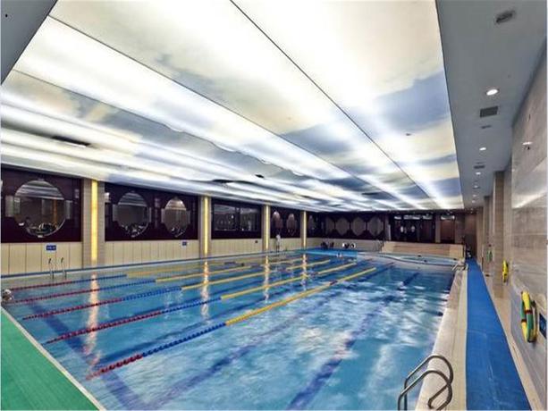 Imagen de la piscina del Hotel Bliss International. Foto 15