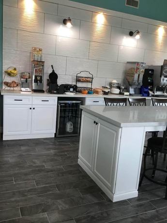 Imagen del bar/restaurante del Hotel Bliss Kemah Boardwalk by OYO. Foto 7