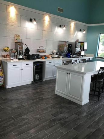 Imagen del bar/restaurante del Hotel Bliss Kemah Boardwalk by OYO. Foto 8