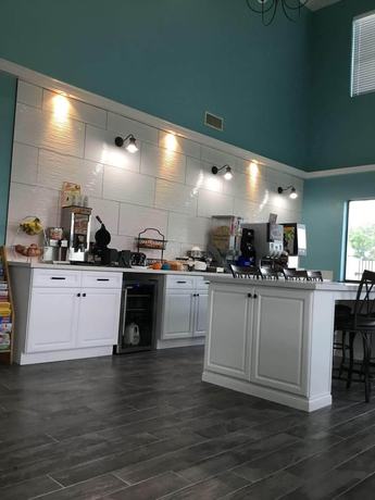 Imagen del bar/restaurante del Hotel Bliss Kemah Boardwalk by OYO. Foto 9