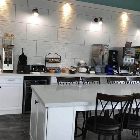 Imagen del bar/restaurante del Hotel Bliss Kemah Boardwalk by OYO. Foto 10